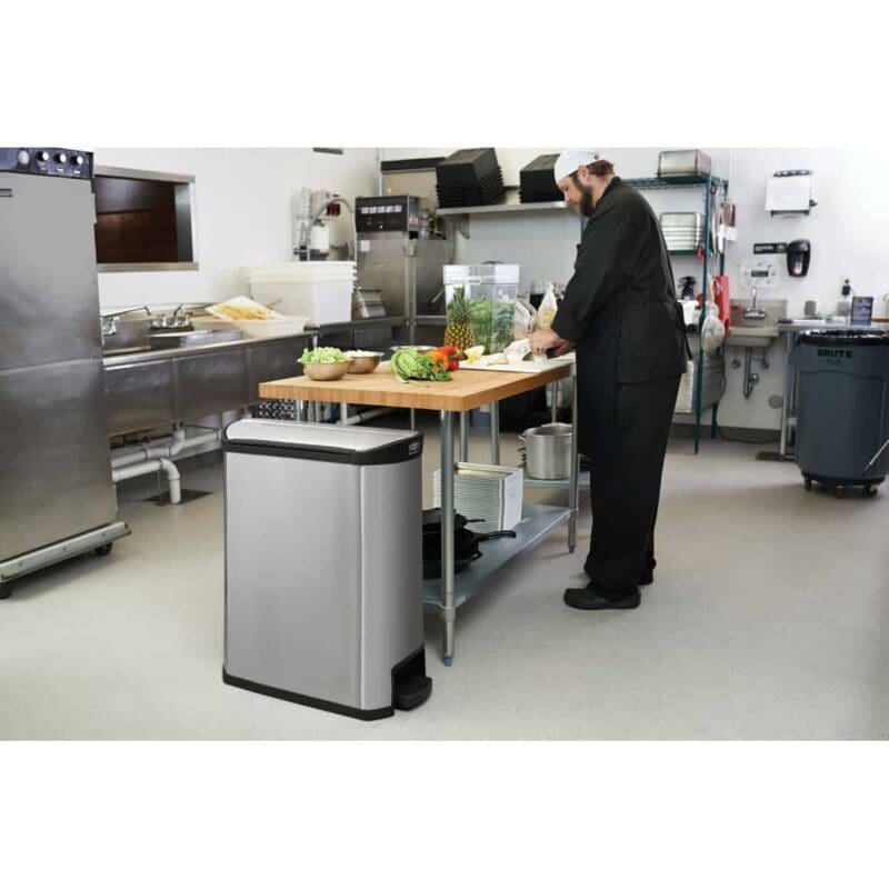 Rubbermaid Slim Jim Step On container End Step 90L RVS/zwart – 224702 - Afbeelding 4